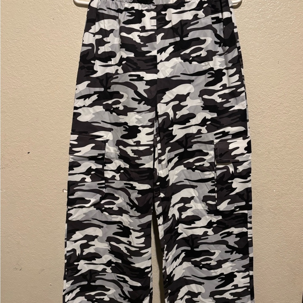 SHEIN Kids Black and Gray Camouflage Pants